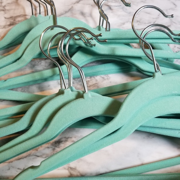 20 Nonslip Ultra Slim Hangers - Picture 2 of 2